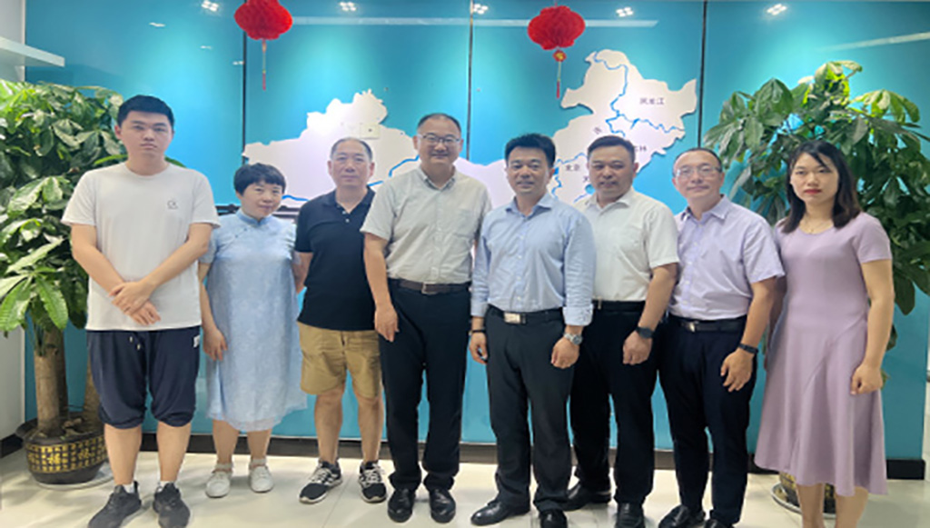 南京金陵科技學(xué)院院長、書記、主任及各位老師蒞臨我司，與我司董事長胡穎進行了深度交流